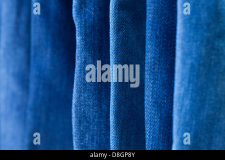 Zeile der erhängten Blue Jeans in einem Laden Stockfoto