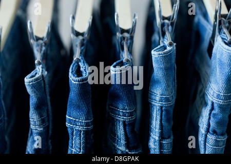 Zeile der erhängten Blue Jeans in einem Laden Stockfoto