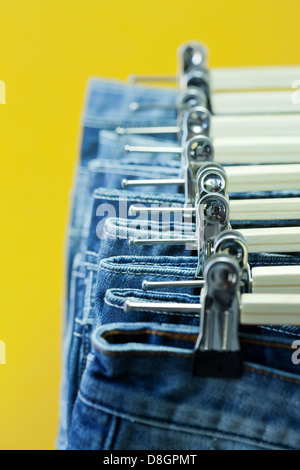 Zeile der erhängten Blue Jeans in einem Laden Stockfoto