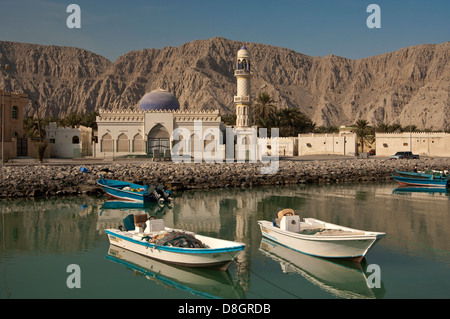 Motorboote vor Anker im Kanal vor einer Moschee, Khasab, Musandam, Sultanat von Oman Stockfoto