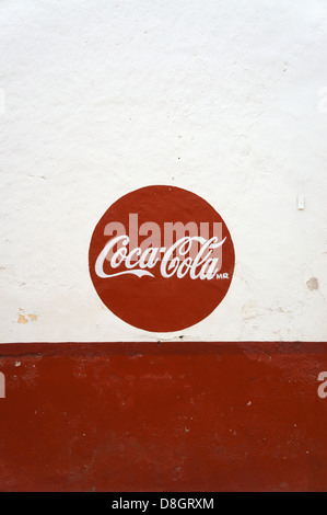 Roten und weißen Coca-Cola Schild gemalt an der Wand einer Filiale in Santa Elena, Yucatan, Mexiko Stockfoto