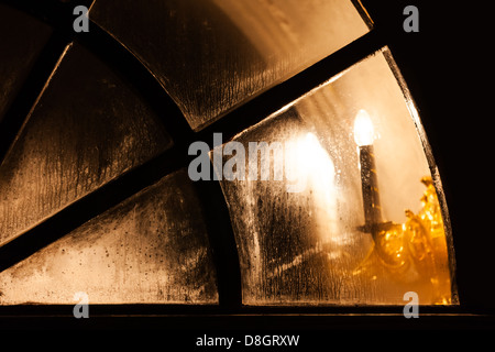 Lampe Licht im Kirchenfenster Stockfoto