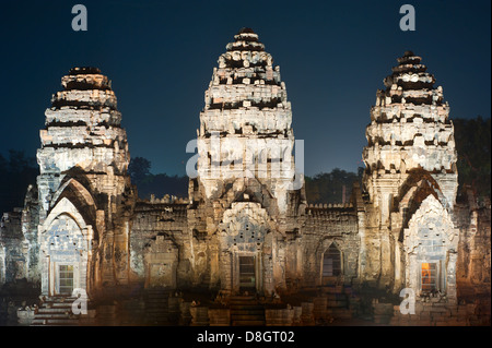 Prang Sam Yot, die Khmer-Tempel in Lopburi in der Nacht Stockfoto