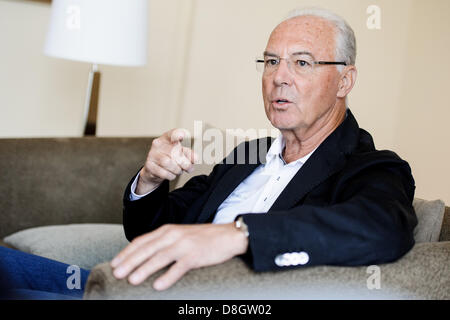 Ehemaliger Fußballspieler und aktueller TPZ Präsident des FC Bayern München, Franz Beckenbauer gibt auf 16.05.2013 in Hamburg ein exklusives DPA-Interview. Foto: Robert Schlesinger Stockfoto