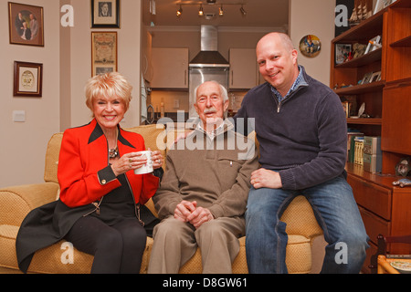 Gloria Hunniford Krone Meadow Court In Bromley als ihre Rolle als Gesundheit Lotterie Botschafter besucht und hat eine Tasse Tee mit Donald Stockfoto