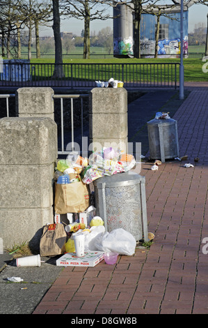 Überfüllte Mülleimer Stockfoto