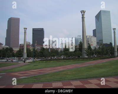 Ein großer Blick auf den Centennial Olympic Park in der Innenstadt von Atlanta mit dem berühmten Brunnen der Ringe und der umliegenden Stadtlandschaft. Der Park, der für die Olympischen Sommerspiele 1996 erbaut wurde, ist ein beliebter städtischer Grünpark. Stockfoto