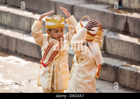 Jungs aus einer traditionellen Hindu-Hochzeitszeremonie am Ganges in Varanasi, Indien Stockfoto