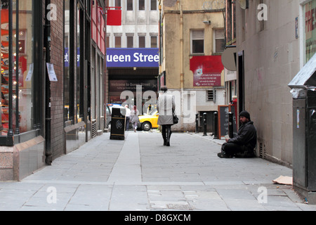 Armen Obdachlosen Mann betteln auf der Straße Ecke, Glasgow, Schottland, Vereinigtes Königreich Stockfoto