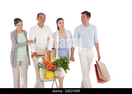 Altes Ehepaar und junges Paar mit Warenkorb einkaufen Stockfoto