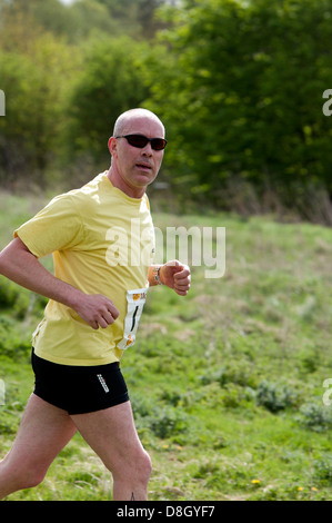 2013 Stratford 220 Triathlon, Mann läuft, Blick in die Kamera Stockfoto