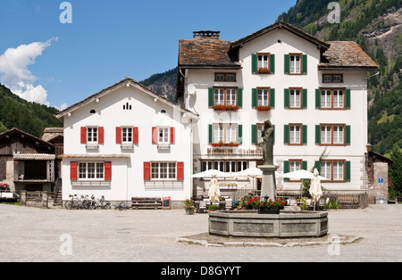 Schweizer Marktplatz mit typischen Architektur Stockfoto