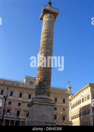 Die Säule des Markus Aurelius in Rom steht als historisches Denkmal und zeigt Szenen aus den militärischen Feldzügen des Kaisers in komplizierten Reliefs. Stockfoto
