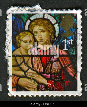 UK - CIRCA 2009: Eine Briefmarke gedruckt in UK zeigt Bild der Madonna mit Kind von Henry Holiday, Ormesby St. Michael, Ormesby, Great Yarmouth, Norfolk, ca. 2009. Stockfoto