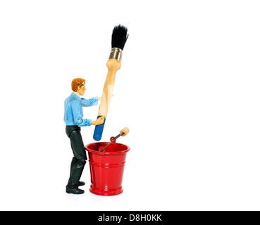 Mann mit Pinsel und roten Eimer Stockfoto