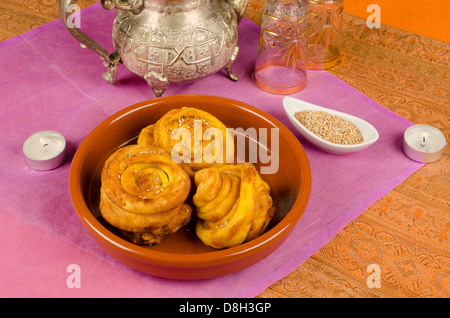 Stillleben mit frisch gebackenem Shebakias, Tee-Zubehör im Hintergrund Stockfoto