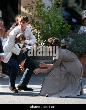 Tom Cruise mit seiner Frau Katie Holmes und Tochter Suri auf dem Gendarmenmarkt in Berlin. Stockfoto