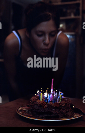 Geburtstag Kuchen Kerzen ausgeblasen werden ohne Licht auf Stockfoto