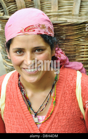 Frau trägt Korb festgeschnallt auf dem Rücken in Manali, Vashisht, Himachal Pradesh, Indien Stockfoto