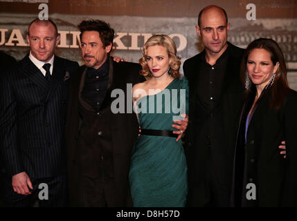 Guy Ritchie, Robert Downey Jr., Rachel McAdams, Mark Strong und Susan Downey in der deutschen Erstaufführung von "Sherlock Holmes" im CineStar in Berlin. Stockfoto