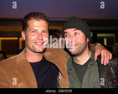 Til Schweiger (l) und Jan Josef Liefers (r) bei der Premiere von "What to Do in Case of Fire?" Stockfoto