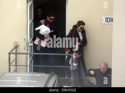 Brad Pitt mit Tochter Zahara und Angelina Jolie mit Sohn Maddox verlassen die Family Fun Center Bomboo Land in Berlin. Stockfoto