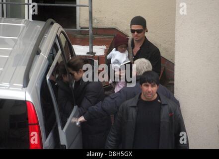 Brad Pitt mit Tochter Zahara und Angelina Jolie mit Sohn Maddox verlassen die Family Fun Center Bomboo Land in Berlin. Stockfoto