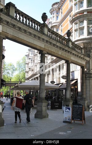 Sizilianische Avenue, Holborn, London. Robert James Worley (1850 - 1930) war ein britischer Architekt, der die Avenue konzipiert. Sizilianische Avenue ist eine reizvolle Fußgängerzone Straße im Stadtteil Holborn in Central London. Die Arcade eröffnete im Jahr 1910 und war die icilian Avenue', weil der authentischen italienischen Charakter der Alten Welt genannt. Stockfoto