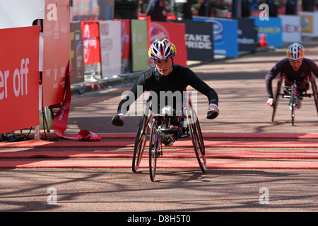 Tatjana McFadden T54 USA gewinnt Womans 2013 Rollstuhl Virgin London marathon Stockfoto