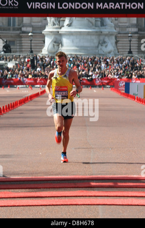 Derek HAWKINS GB endet 2013 Virgin London Marathon der Männer Stockfoto
