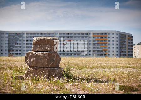 Gestapelten Steinen vor Plattenbauten, Jena, Thüringen, Deutschland Stockfoto