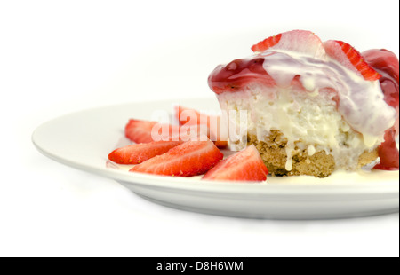 Erdbeer-Käsekuchen mit frischen Erdbeeren und Sahne Stockfoto