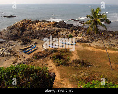 Angelboote/Fischerboote angedockt auf einer Landzunge von mittleren Vagator Beach, North Goa, Indien Stockfoto