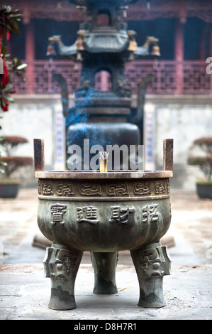 Weihrauch-Brenner in die Stadt Gottes Tempel, Zhujiajiao, China Stockfoto