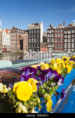 Tour-Boote vor der alten Häuser, Cetnral Amsterdam, Niederlande. Stockfoto