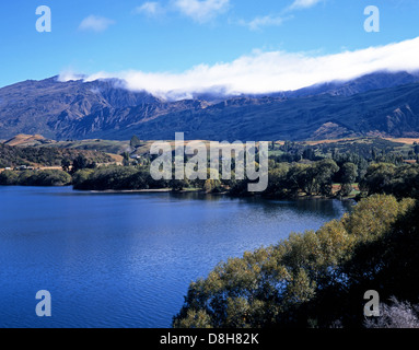 Blick über See Hayes in Richtung der Berge, in der Nähe von Arrowtown, Otago Region, Südinsel, Neuseeland. Stockfoto