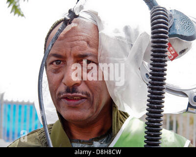 Jerusalem, Israel. 29. Mai 2013. Ein Mann nimmt seine schützende Maske für ein Hauch frischer Luft, wie die IDF und Hadassah Krankenhaus Personal Behandlungvon durch chemische Raketenangriffe im Rahmen des Befehls Heimatfront "Turning Point 7" Übung verletzt bohren.   Israels Heimatfront Kommando "Turning Point 7" Übung bohrt die Behandlung von Verletzungen der chemischen Kriegsführung. Auswirkungen der Raketen mit unkonventionellen Sprengköpfen gilt eine tragfähige Bedrohung, hervorgehoben durch Instabilität der syrischen und iranischen Drohungen. Bildnachweis: Nir Alon / Alamy Live News Stockfoto