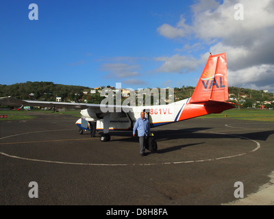 Ein kleines Flugzeug aussteigen Stockfoto