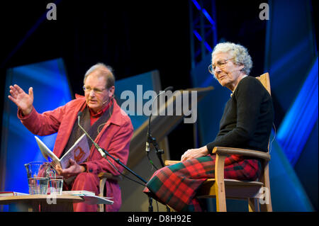 Judith Kerr & Michael Morgurgo lesen ihr Kinderbuch "The Tiger, die Tee kam" auf der Bühne am Hay Festival 2013 Stockfoto