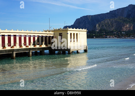 Aufbauend auf das Wasser am Strand von Mondello, Palermo Sizilien Stockfoto