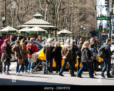 Beschäftigt Zebrastreifen in West 42nd Street und Sixth Avenue, New York Stockfoto