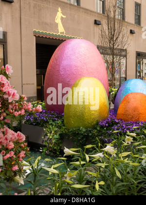 Ostern Urlaub Dekorationen, Riesen Osterei Display, Rockefeller Center Channel Gardens, NYC Stockfoto