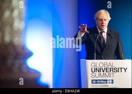 London, UK. 29. Mai 2013. Bürgermeister von London, Boris Johnson zu Wirtschaftsführern, hochrangigen Vertretern sowohl der IWF und die OECD und die Rektoren aus über 30 Ländern, die Beziehung zwischen "Universitäten und wirtschaftliches Wachstum" zu diskutieren vor G8-Staatschefs treffen spricht. Bildnachweis: Piero Cruciatti / Alamy Live News Stockfoto