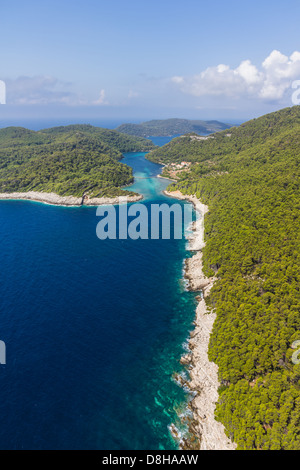 Aerial Helikopter schießen des Nationalparks auf der Insel Mljet, Dubrovnik Archipel, Kroatien. Die ältesten Kiefernwald in Europa prese Stockfoto