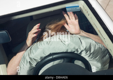 Frau bei Autounfall mit aufgeblasenen Airbag Stockfoto