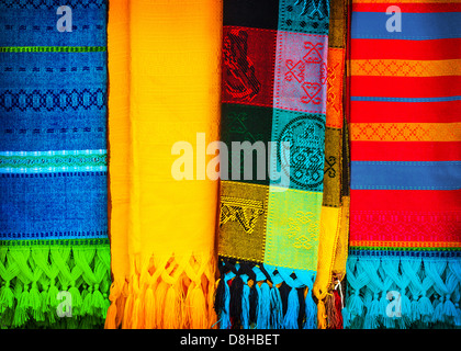 Schöne traditionelle mexikanische Halstücher, abstrakten bunten Hintergrund, buntes Tuch, handgefertigten indischen Decke Stockfoto