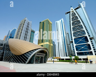 Skyline von Wolkenkratzern und u-Bahnstation am Jumeirah Lakes Towers Entwicklung in Dubai Vereinigte Arabische Emirate Stockfoto