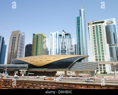 Skyline von Wolkenkratzern und u-Bahnstation am Jumeirah Lakes Towers Entwicklung in Dubai Vereinigte Arabische Emirate Stockfoto