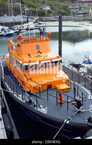 Die RNLI-Rettungsboot vertäut im Hafen Mallaig Schottland, Vereinigtes Königreich Stockfoto