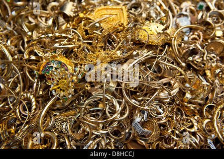 Recycling von Altgold um einen geschmolzenen Goldbarren in London Assay Office in Gutter Lane Bildnachweis zu machen: David Levenson Stockfoto